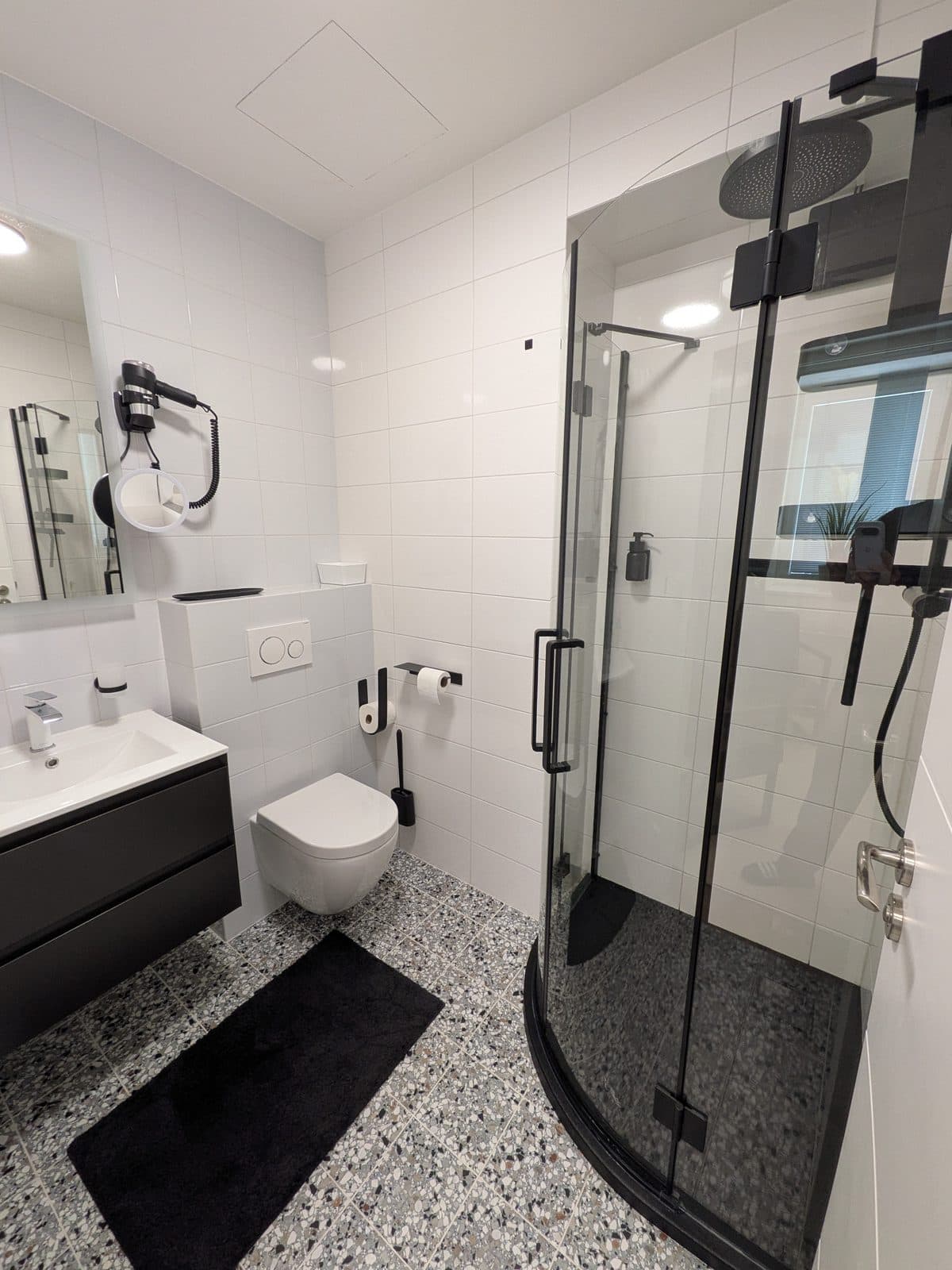 Koupelna se skleněným sprchovým koutem, WC a umyvadlem