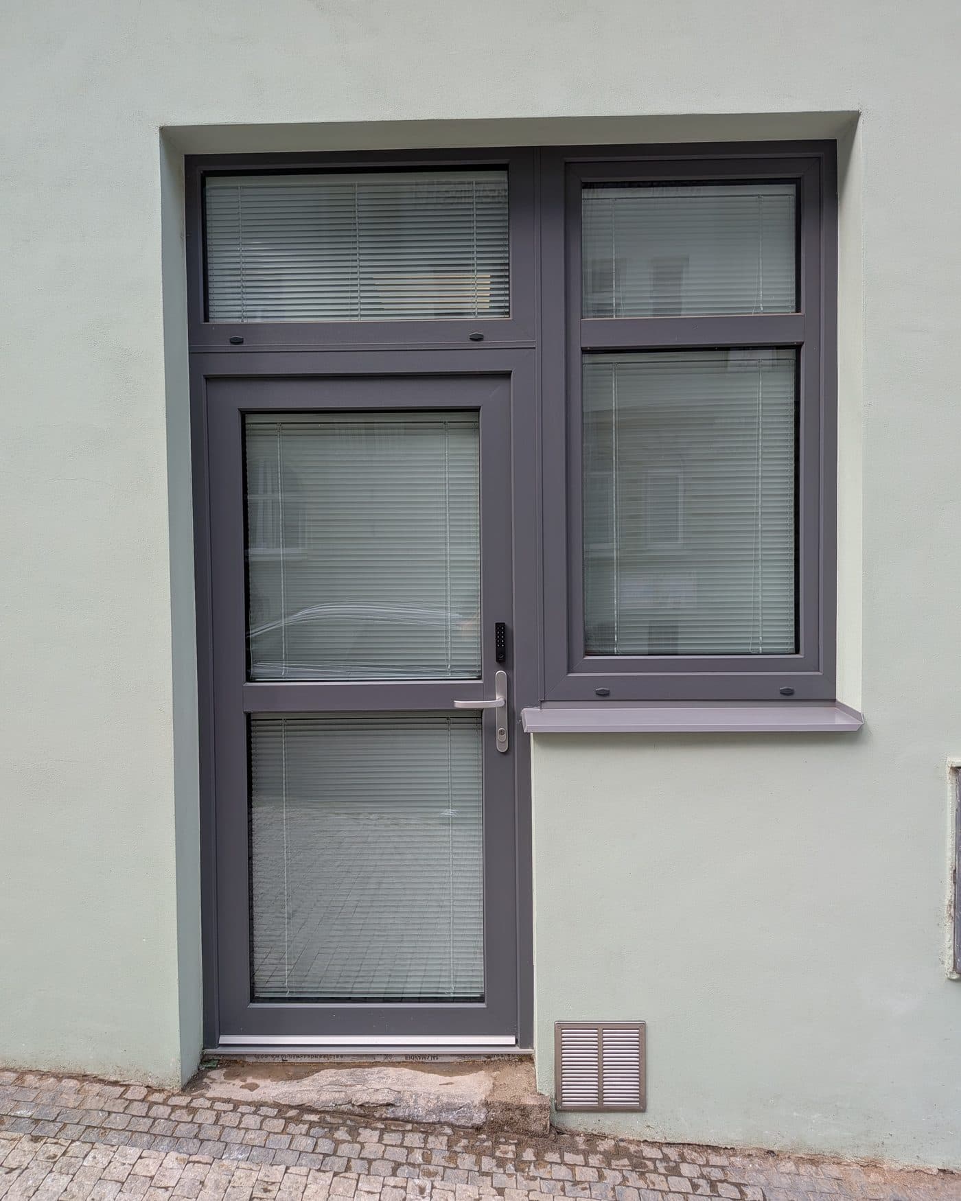 Eigener Straßeneingang der Büroeinheit mit Glastür und Smart Lock